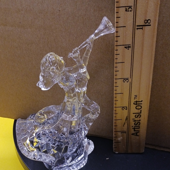 Handcrafted Crystal Figurine Of Woman Playing Trumpet - Picture 6 of 6